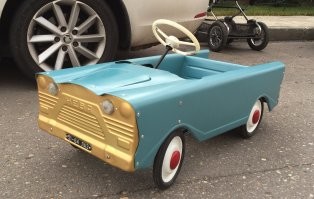 Последствия взрыва колеса у фуры рядом с кроссовером Mercedes