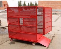 Не зря существуют специальные клетки для накачки колёс грузовиков. А то если рванёт - поубивает всех вокруг.