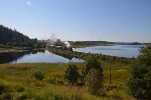 РЖД все более активно продвигает ретротуризм на паровозной тяге, паровозные бригады востребованы.
Сайт РЖД туризм тут:
, Маршрутов выходного дня там много, можно выбрать на любой вкус.
Поезд в Рускеалу - пока единственный в России ежедневнвый. Ходит из Сортавалы в 10:40, обратно из Рускеалы в 17:30, в Сортавалу прибывает в 18:35, Всем желающим можно ловить проход поезда возле моста у городища Паасо (Пассонвуори) или у старого переезда в Хелюля.
Поезд "Селигер" кстати ходит только по субботам.

Паровоз в Сортавале работает вроде как на солярке, дыма из трубы почти нет, а белый пар вверх выпускается специально, для картинки.