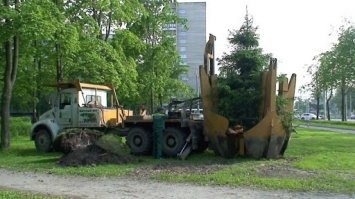 Честно говоря не понял что ви таки хотели сказать......

То ли вопрос то ли утверждение.

Есть Бестраншейная прокладка труб (набираем ютуб и смотрим) где не надо вскрывать верхний слой грунта. Канал пробивается под землёй и прокладываются трубы.
Технологии уже лет 10-ть.

............"Бестраншейная прокладка труб   это способ, который позволяет монтировать трубопроводные коммуникации без вскрытия грунта. Благодаря этому варианту прокладки исключается нарушение внешнего вида участка, целостности асфальтных дорог, уничтожение деревьев и т. д. На сегодняшний день этот способ включает в себя несколько возможных вариантов реализации."...........

Во вторых есть специальные ковши экскаваторы которые целиком и полностью могут выкопать ВЗРОСЛОЕ дерево , оставить его на хранение на соседней полянке ( корни будут в земле) а через неделю обратно поасадить