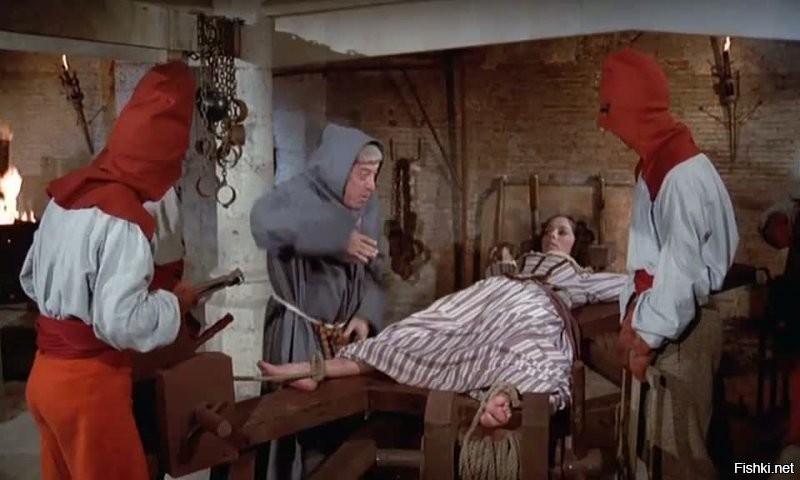 Есть отличная французская комедия «Четыре мушкетёра», 1974 года.
Там вообще от книги мало что осталось, но кого это волнует? Фильм то хороший.