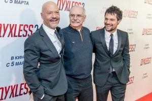 Наверняка опять какую-нить антисоветскую пропаганду снимут, где НКВД и лично Сталин расстреливают в спины, наступающих курсантов, а те с одной винтовкой на 5-ых, бьют немцев в хвост и гриву вопреки всем невзгодам, после чего берут штурмом Берлин и убивают Гитлера. А потмо их отправляют в ГУЛАГ за анекдот. И разумеется покажут что не все СС-овцы были плохие, многие (да почти все) были  хорошими, просто война была. И уж точно лучше чем все эти мрази политруки и коммунисты, которые в кино будут подлыми гнидами и вообще недочеловеками, которые своих стреляют и у голодающих в тылу - еду последнюю забирают и насилуют вдов и несовершеннолетних.
Хватит уже, Штрафбатов, Т-34, Утомлённых солнцем, И прочих Сталинградов.
Очень верю, разумеется, что снимут добротное кино, ведь подвигов и эпичных сражений было с избытком, историй на 200 лет вперёд хватит для фильмов. Но, как показывает печальная статистика, нынешняя власть с каждым годом чувствует себя всё более неуютно, и многие люди начинают вспоминать, что по сути власть то - незаконная, поэтому в целях пропаганды, любой фильм про советский период  призван в первую очередь принизить достижения советской власти, а во вторую - так вообще выставить тот режим - кровавым Мордором, чтоб на фоне тех карикатурных злодеев, нынешние воры у руля - смотрелись белыми и пушистыми. И все понимали, что сейчас живут в дивное время, а тогда всех сажали и стреляли. И это кстати за деньги Фонда Кино.. т.е. за наши с вами деньги. Которые можно было потрать на медицину, или на образование или на социальные блага.. ну как в проклятом совке делали, когда квартиры бесплатно давали, а не патриархам замки строили и дома для уточек.
Поэтому с большой вероятностью, какая-нить крыса в очередной раз попилит деньги на том, и выпустит лютую антисвоетчину, фактически снова харкнут в лицо всем ветеранам и размажут ногой. Спасибо дедам за победу.