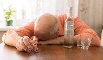 Дедушка девочки с персиками