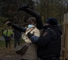 "жестко разогнала протестующих "

Да вроде он не разгоняет, а проверяет грудь на наличие силикона.