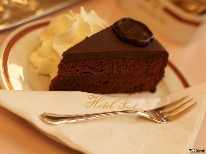 Австрия. Торт «Захер». Плотный и не очень сладкий шоколадный торт изобрел в 1832 году австриец Франц Захер. Рецепт до сих пор известен только кондитерам отеля «Захер» в Вене.