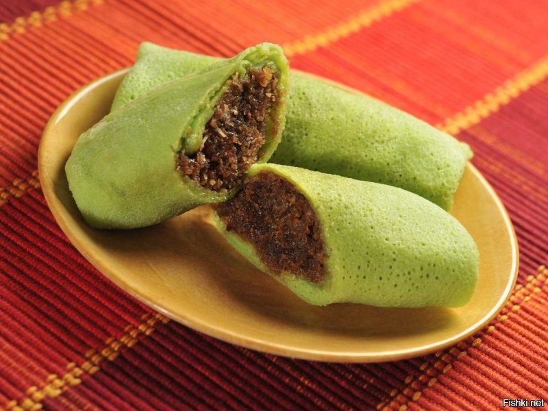 Остров Ява. «Дадар гулунг». Этот зеленый блин сделан из листьев пандануса, который раскатывают, а затем начиняют кокосовым сахаром.