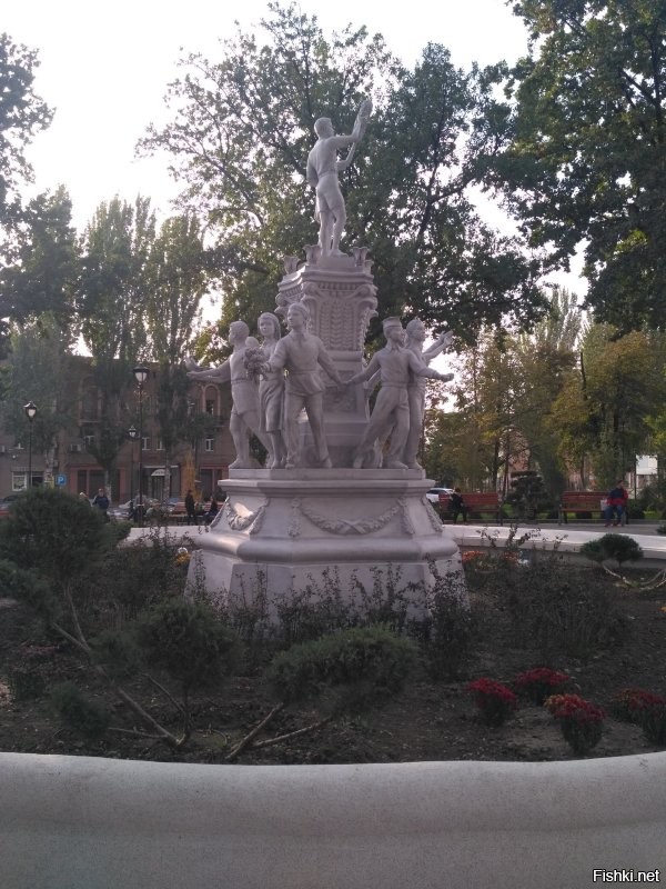В Запорожье реставрировали памятник пионерам.