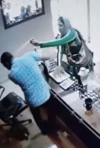 Это уже что-то новое, раньше чиги и прочий сброд пробовали тайно стырить товар, а тут уже прямая агрессия!