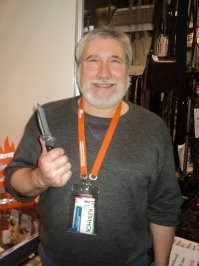 оригинал фотографии ( это МОЙ снимок) но я не жадный! а на втором фото тот кто сконструировал те три ножа на фото.