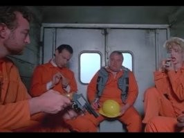 Напомнило старое доброе кино "Просочившиеся в канализацию" (Down the drain)