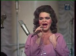 ее даже за образ восставшей из Ада не сожгли, а тут шортики - вещь конечно не совсем привычная, но инквизицию за это в те времена не звали.