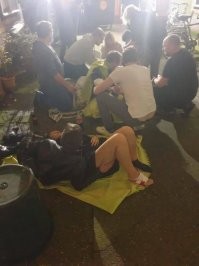 А тут парень просто девушку за ладышку лапает?