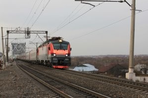 Эщё один интересный факт!

Левосторонняя железная дорога. Единственная в России.

Вот так выглядит левостороннее железнодорожное движение, на единственном участке в России, который в XIX веке строили английские специалисты. С тех пор (1862 год) участок Москва - Рязань так и остался с неправильным движением.
Во времена СССР как-то захотели его перестроить, но после после подсчетов затрат решили оставить так как есть. 200-ти километровый участок от Казанского вокзала Москвы до Рязани так и работает в левостороннем режиме.