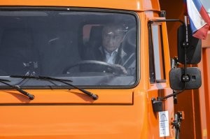 Не, он сено вывозит.