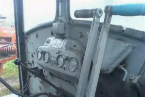 Трактор "Мерседес", джойстики вместо руля.
