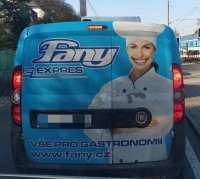 подрабатывает