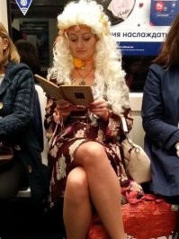 Ну несколько штук, это возможно не "чудики", а артисты, которые едут с одного заказа на другой. У меня такое было, у нас весь состав гримировался прямо в метро, потому что опаздывали. Возможно барышня на фото тоже артистка.