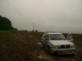Приезжаю к знакомому в сервис. Не помню, уже с чем, мелочью какой-то, ну и пообщаться. 
Он мне, после осмотра говорит, а ты пыльник-то привёз? 
А надо, спрашиваю. 
Он пальцем тыкает в дырень, говорит надо. :) 
Оставил машину, поехал на ОТ, в магазин за пыльником. 
Подобрал аналог, от Паджеро, вроде. 
Возвращаюсь, а там радостная  новость. 
Гранату, как буд-то кто-то пообкусал. Как вафельный стаканчик с мороженым. 
Причем, один из подшипников трипоида, вообще, испарился. 
То-то, постукивало иногда. ;) 
Благо, была "палка в сборе", поменяли весь привод. 
Потом, позже, вообще мосты от Тойоты поставил, неразрезные. 
А пыльник так и валялся несколько лет. 
Потом, знакомому отдал. :)

Так он мне и не пригодился.