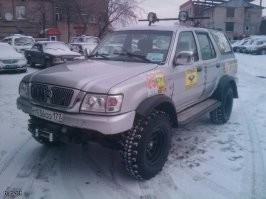 Приезжаю к знакомому в сервис. Не помню, уже с чем, мелочью какой-то, ну и пообщаться. 
Он мне, после осмотра говорит, а ты пыльник-то привёз? 
А надо, спрашиваю. 
Он пальцем тыкает в дырень, говорит надо. :) 
Оставил машину, поехал на ОТ, в магазин за пыльником. 
Подобрал аналог, от Паджеро, вроде. 
Возвращаюсь, а там радостная  новость. 
Гранату, как буд-то кто-то пообкусал. Как вафельный стаканчик с мороженым. 
Причем, один из подшипников трипоида, вообще, испарился. 
То-то, постукивало иногда. ;) 
Благо, была "палка в сборе", поменяли весь привод. 
Потом, позже, вообще мосты от Тойоты поставил, неразрезные. 
А пыльник так и валялся несколько лет. 
Потом, знакомому отдал. :)

Так он мне и не пригодился.