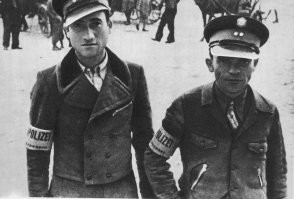 Полицай пишется вот так...
А что им, в гавайских рубашках ходить по улице?
А девушка скорей всего, какой-нибудь соц работник разносящий продукты старикам, а сотрудники полицИИ объясняют ей какой-нибудь адрес.