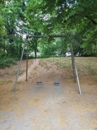 Тут кататься стоя нужно, по размеру видно, что это не сидушка.
Ваш Кэп.