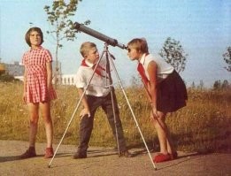 Пионерка внимательно рассматривает пятна на солнце.