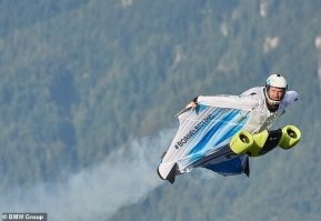 Что за выхлоп сзади тянется? Тут или электродвигатели на бензине работают или у вингсьютовца что-то подгорает.