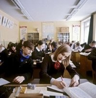 Комсомолец списывает у пионерки.