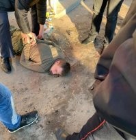 Уже поймали эту скотину! Дедовщиной тут и не пахнет, просто псих! Убил офицера с которым он даже не контактировал, в бегах угрожал оружием водителю чтоб угнать автомобиль!