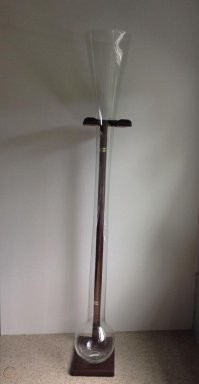 Нашел на барахолке стеклянную колбу с подставкой. Чтоб без дела не стояла, использую как стакан под пиво.
Может кто знает, что это?