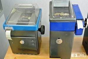 Вот в таких "честных" аппаратах продавали в автобусах билеты! Клалась монетка 5 коп. и вручную выкручивался билет. А, если монетка была, к примеру, 20 коп., то можно было выкрутить 4 билетика и 3 потом продать новым пассажирам!