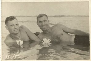 Моя добрая любимая бабушка, совсем наивная девченка на этом фото. И мой любимый деда, тот который красивый. Как по мне, Клинт Иствуд менее мужественно выглядит даже. Дед заслуженный металлург, на сталелитейном всю жизнь пропахал. Был угнан в Германию на сельхозработы, но выжил и вернулся.