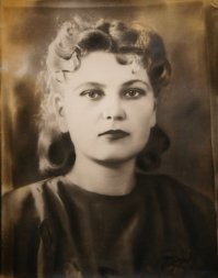 Моя добрая любимая бабушка, совсем наивная девченка на этом фото. И мой любимый деда, тот который красивый. Как по мне, Клинт Иствуд менее мужественно выглядит даже. Дед заслуженный металлург, на сталелитейном всю жизнь пропахал. Был угнан в Германию на сельхозработы, но выжил и вернулся.