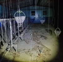 На крючки вешалась роба после смены и поднималась под потолок для сушки (в более теплом воздухе).
