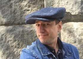 Куфия - старинная национальная тканная скатерть вышиванка с традиционными узорами и бахрамой, которую вороватые арабы сперли из родимой хаты, и на кой то хрен нацепили на голову.

Ещё бывают кепки-аэродромы.