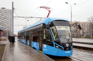 1. Электробусы пол дня стоят на зарядке
2. Электробус стоит как несколько троллейбусов
3. Вместо каждых 10 троллейбусов поставили 1 электробус и 9 обычных автобусов. Так что вот так вот: висят повода, а под ними коптят дизельные автобусы.

В общем привет регионам! В итоге пишут такое:
scorpick: Выпилите у нас в Туле кто-нибудь трамваи!
Люди нормального трамвая не видили. А как они его увидят, когда деньги ушли на то, чтобы уничтожить в Москве работающую систему троллейбусов и купить вместо них автобусы и "игрушечные" электробусы для пиара.
Огромные деньги освоены, а выхлоп - ноль. Вместо троллейбусов автобусы и всё. Ну и экология немного просела, теперь дымит не электростанция где-то на окраине, а автобус в центре.

scorpick вот как нормальный трамвай выглядит (это Москва если что):