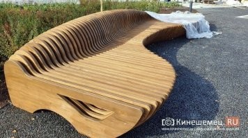 Кинешма. Ивановская область. Пл.Революции. Три "дизайнерские" скамейки по 1 млн 977 рублей + установка 3 млн.300 тыщ. 720 кг каждая, ну хоть не спИз.дят