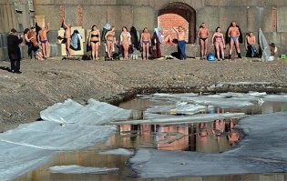 При чём тут лето. 
Это такая Питерская традиция с конца февраля уже загорают.