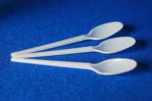 самые доступные "садовые бирки" это одноразовые ложки или ножи - и не смотря на название "одноразовые" на грядках их хватает на несколько лет