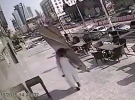 Не исключено, но покадровый просмотр всё-таки обнадёживает. Лист пролетел в сантиметре от головы и разбился о землю.