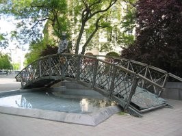 Есть такая фишка в европах, сделать достопримечательность, пусть туристы фоткаються. В Будапеште и ручья нету, а мост есть, туристов немерено) Главное правильно турпоток определить.