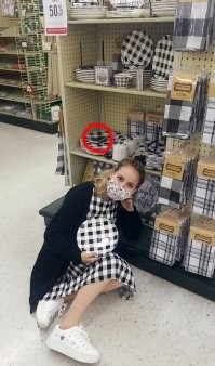 Моя бывшая подобным образом несколько телефонов оставила, вернули только из Икеи.