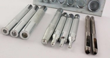 Возможно, инструменты  для установки металлической фурнитуры на изделия из кожи. Черные насадки похожи на пробойники для кожи.