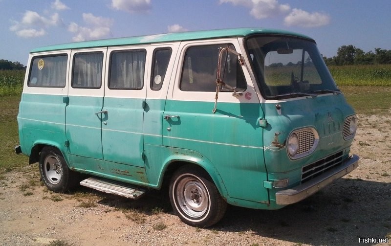 Ford Transit E-Series 1960-1967.
Обратите внимание на маленькое треугольное окно