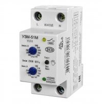 Лампы накаливания взрываются от некачественного изготовления. В определённый момент колба теряет герметичность и внутри вместо вакуума (или инертного газа) оказывается обычный воздух, при включении спираль резко сгорает с выделением газов (раскалёных), от расширения которых и разрывает колбу. А при повышенном напряжении рабочая лампа просто ярче горит, при этом ресурс лампы уменьшается пропорционально. 
А светодиодкам  как раз при скачке сложнее. Блок пытается выровнять напряжение, но на это не рассчитан и достаточно быстро выходит из строя. Хотя и не мгновенно.
Самое надёжное - поставить в щиток блок защиты по напряжению, например УЗМ-51М (как на фото). При повышении напряжения в сети выше 260, просто отрубится и сам включится при возврате в норму. Ценник не сильно мелкий (2-3 тысячи), но электроника сейчас гораздо дороже, её много в квартире, да и бытовая техника сейчас вся на компьютерах и ничего из этого 400 вольт не выдерживает.