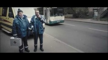 "Здравствуй, столб!": курьер на велосипеде залип в телефон и не заметил препятствия