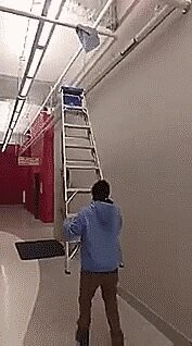 Вот тупой! Надо было лестницу перевернуть и действовать, как пинцетом!...