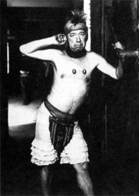 В сценарии к фильму «Кин-дза-дза» была придумана роль специально для Борислава Брондукова, , но к моменту начала съёмок фильма артист перенёс инсульт и сниматься не мог. В результате его персонаж был полностью убран из сценария .
Фото с кинопроб .