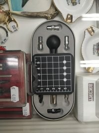 Что это? Обнаружил на барахолке, но никто, ни продавцы, ни посетители,  уже неделю не могут понять, что же это.