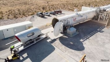 Технология hyperloop предполагает путешествия по специальным вакуумным тоннелям... 
Вакууумным, Карл!!! 
Это сколько бабла надо потратить, чтобы посадить людей в капсулу, капсулу засунуть в туннель, а потом откачивать из него весь воздух. 
Судя по видео из туннеля у дрезины скорость 50-60 км/ч, а не 500+ миль.. 
а цифирки на табло могли хоть 100500 нарисовать.
И еще, если ширина ограничена рельсами, то могли делать спокойно прямоугольный корпус. Это дешевле, практичнее, и полезный объем дрезины больше. Нафига делать круглый и обтекаемый корпус, если он едет в вакууме. Там же нет сопротивления воздуха. 
Разводняк...